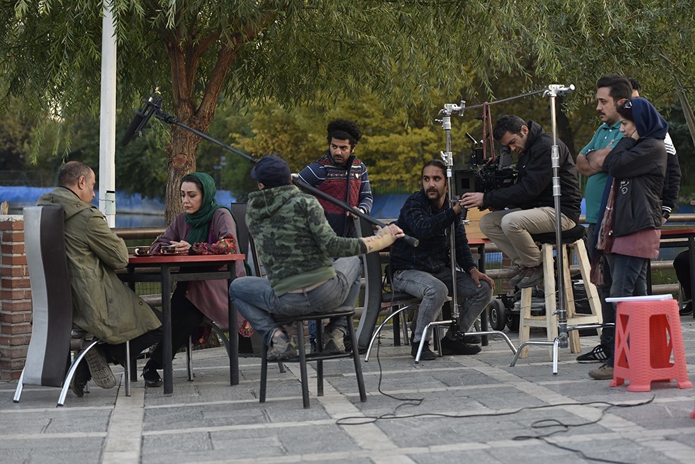 نمایی از پشت صحنه فیلم سینمایی «آزاد به قید شرط»